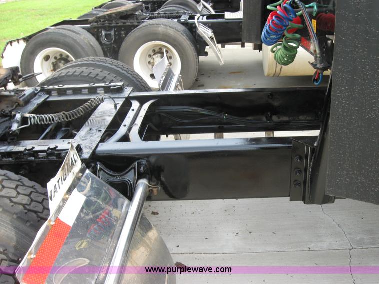 image for item 5053 2000 International 9400i semi truck