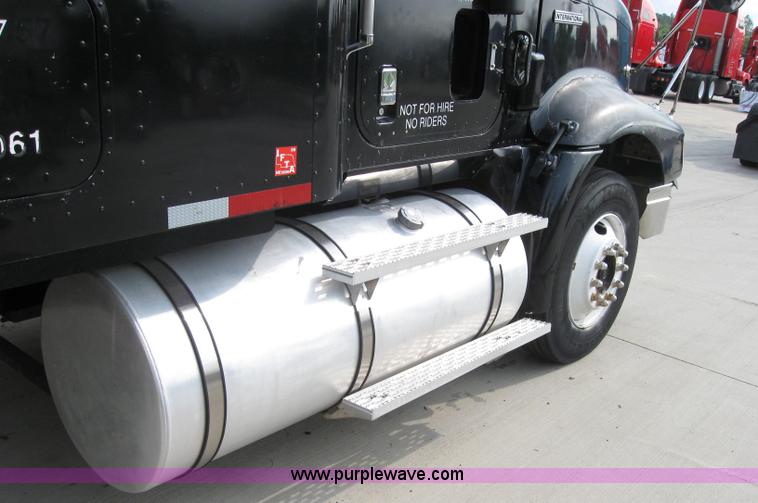 image for item 5053 2000 International 9400i semi truck