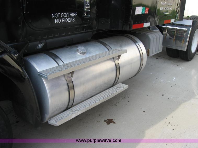 image for item 5053 2000 International 9400i semi truck