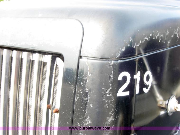 image for item 5053 2000 International 9400i semi truck