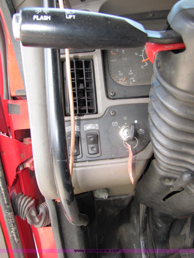 image for item 5054 2004 Kenworth T2000 semi truck