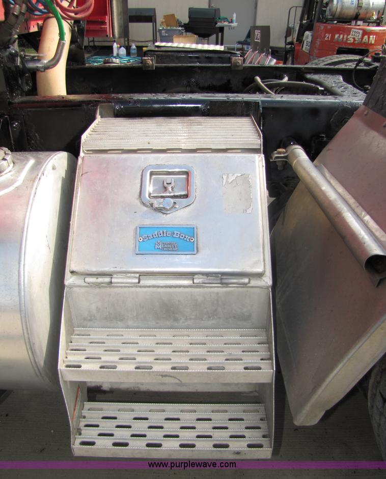 image for item 5054 2004 Kenworth T2000 semi truck