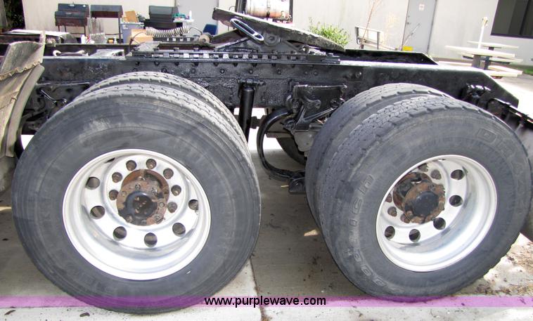 image for item 5054 2004 Kenworth T2000 semi truck