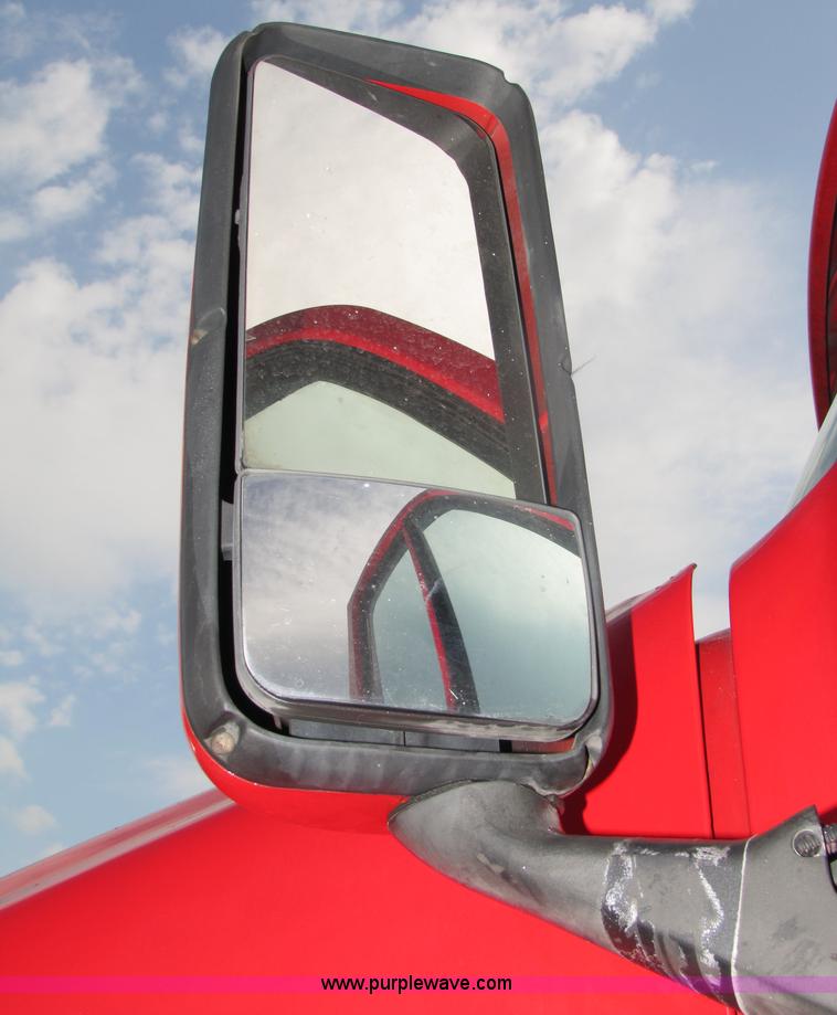 image for item 5054 2004 Kenworth T2000 semi truck