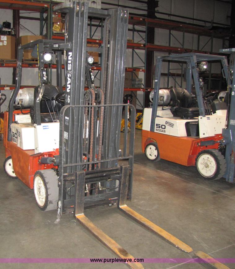 image for item 5072 2004 Nissan 50 forklift