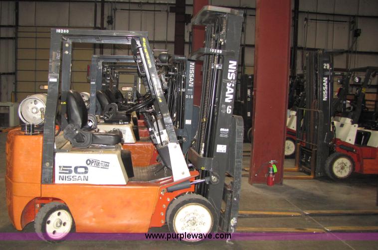 image for item 5072 2004 Nissan 50 forklift