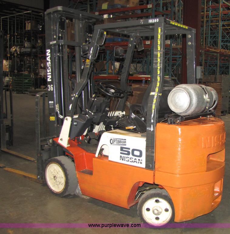 image for item 5072 2004 Nissan 50 forklift
