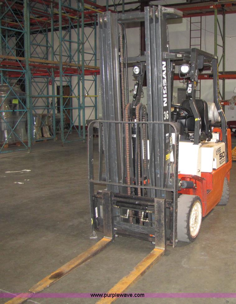 image for item 5072 2004 Nissan 50 forklift
