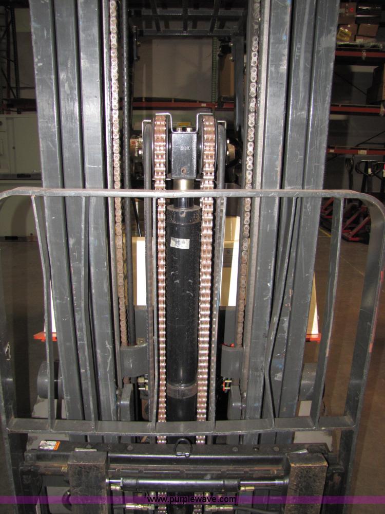 image for item 5072 2004 Nissan 50 forklift