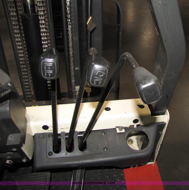 image for item 5072 2004 Nissan 50 forklift