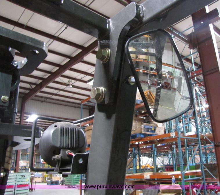 image for item 5072 2004 Nissan 50 forklift