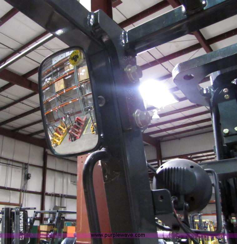 image for item 5072 2004 Nissan 50 forklift