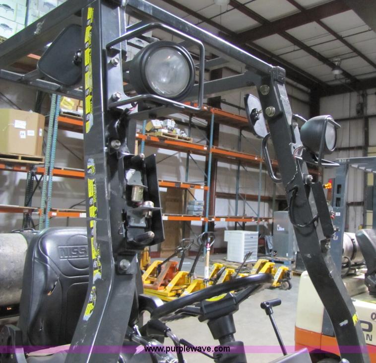 image for item 5072 2004 Nissan 50 forklift