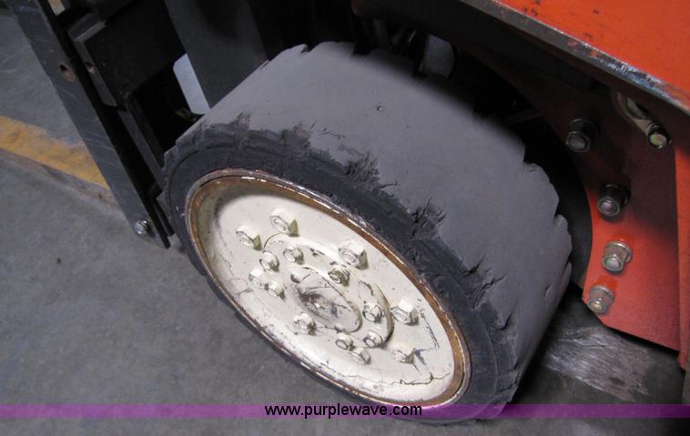 image for item 5072 2004 Nissan 50 forklift