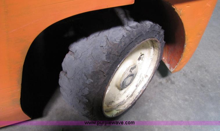 image for item 5072 2004 Nissan 50 forklift