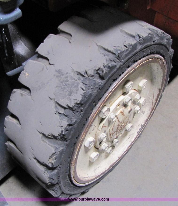 image for item 5073 2001 Nissan 50 forklift