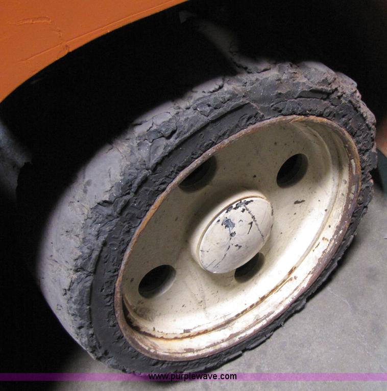 image for item 5073 2001 Nissan 50 forklift