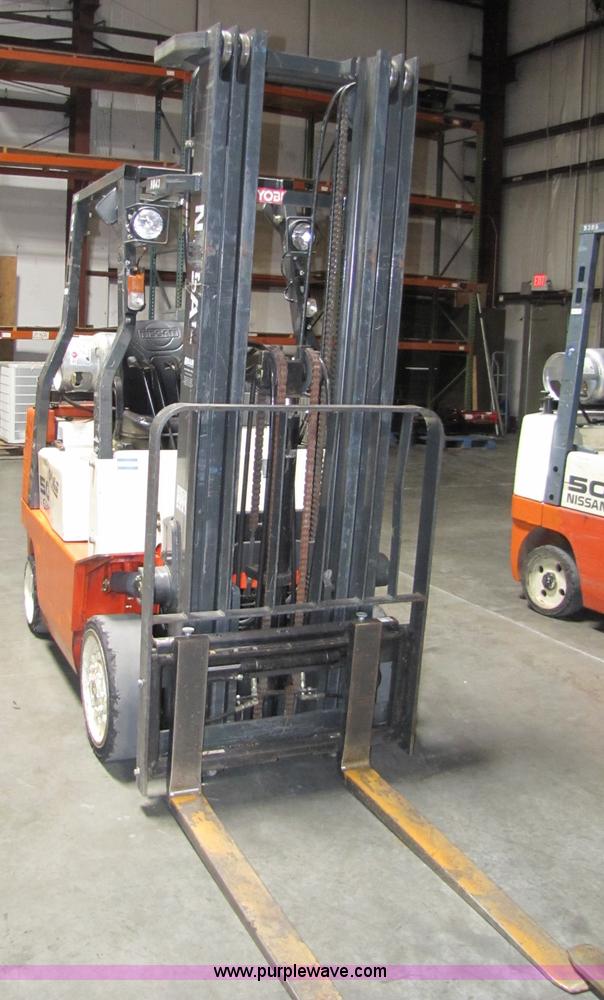 image for item 5075 2002 Nissan 50 forklift