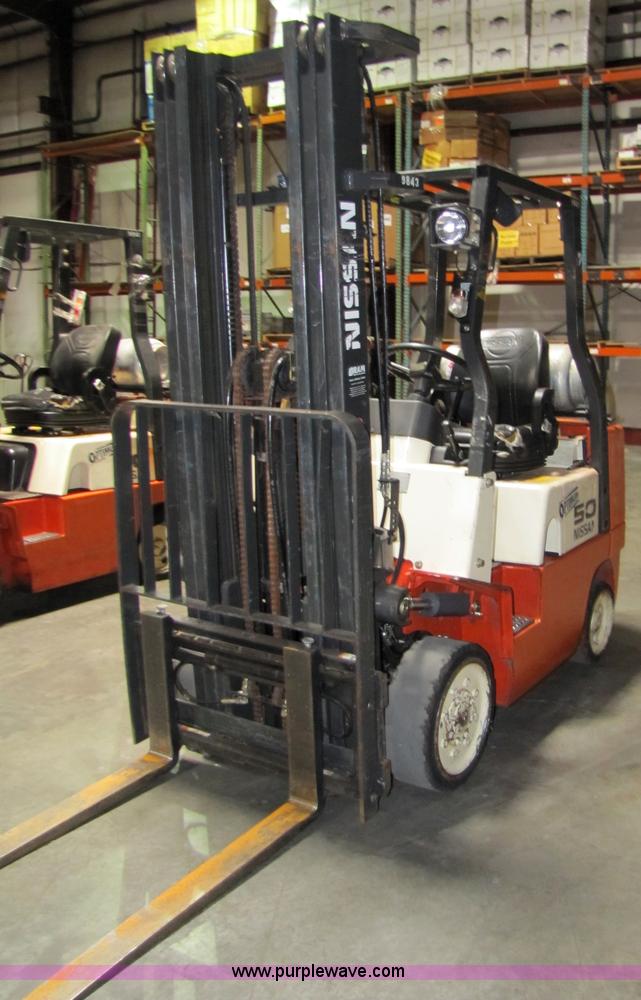 image for item 5075 2002 Nissan 50 forklift