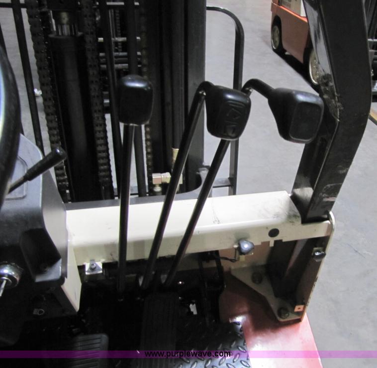 image for item 5075 2002 Nissan 50 forklift