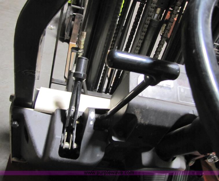 image for item 5075 2002 Nissan 50 forklift