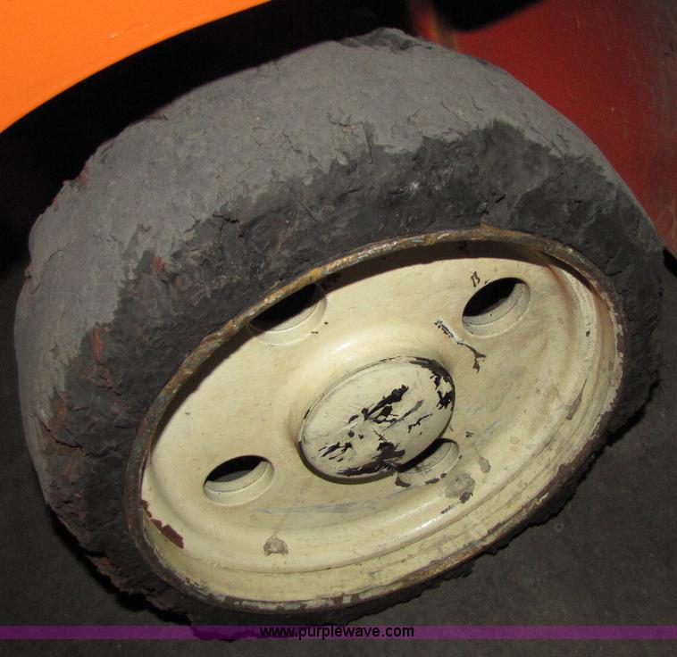 image for item 5075 2002 Nissan 50 forklift