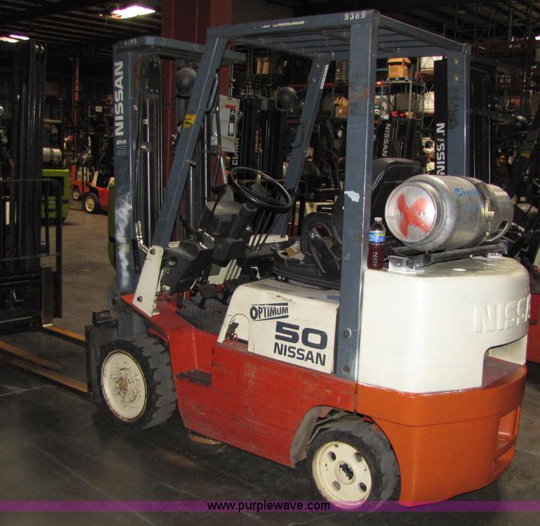 image for item 5076 2001 Nissan 50 forklift