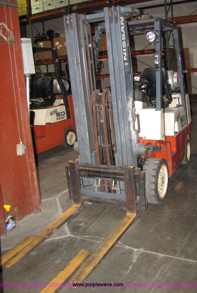 image for item 5076 2001 Nissan 50 forklift