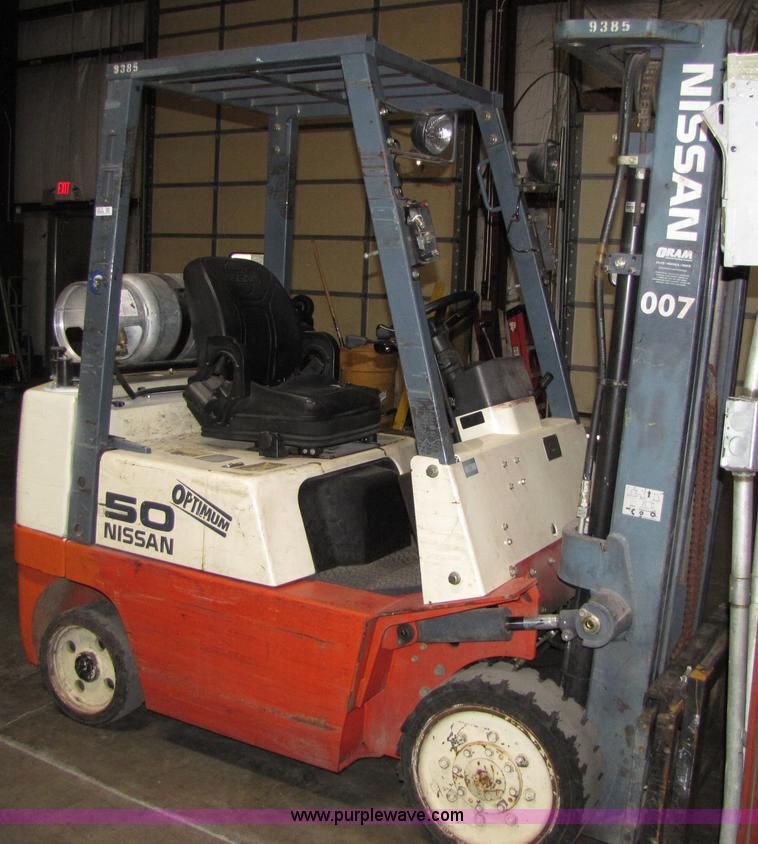 image for item 5076 2001 Nissan 50 forklift