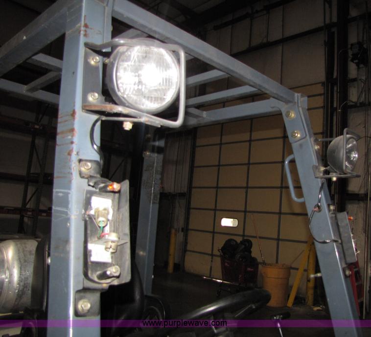 image for item 5076 2001 Nissan 50 forklift