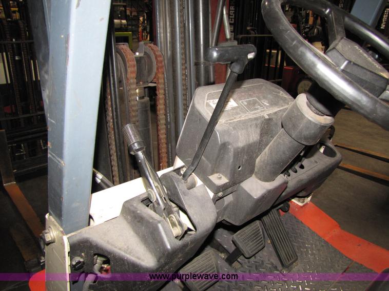 image for item 5076 2001 Nissan 50 forklift