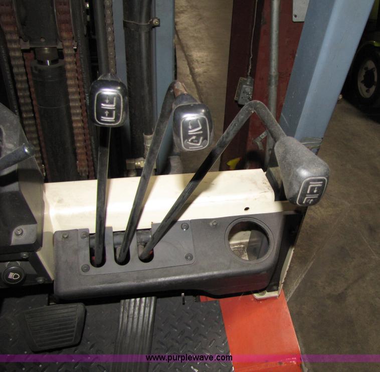 image for item 5076 2001 Nissan 50 forklift