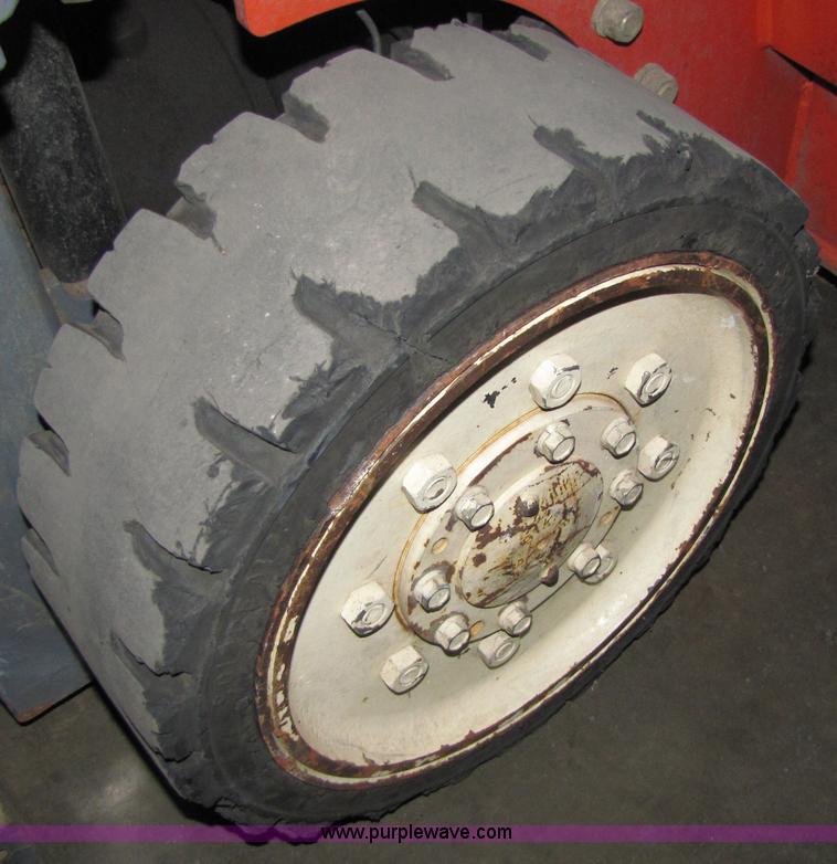 image for item 5076 2001 Nissan 50 forklift