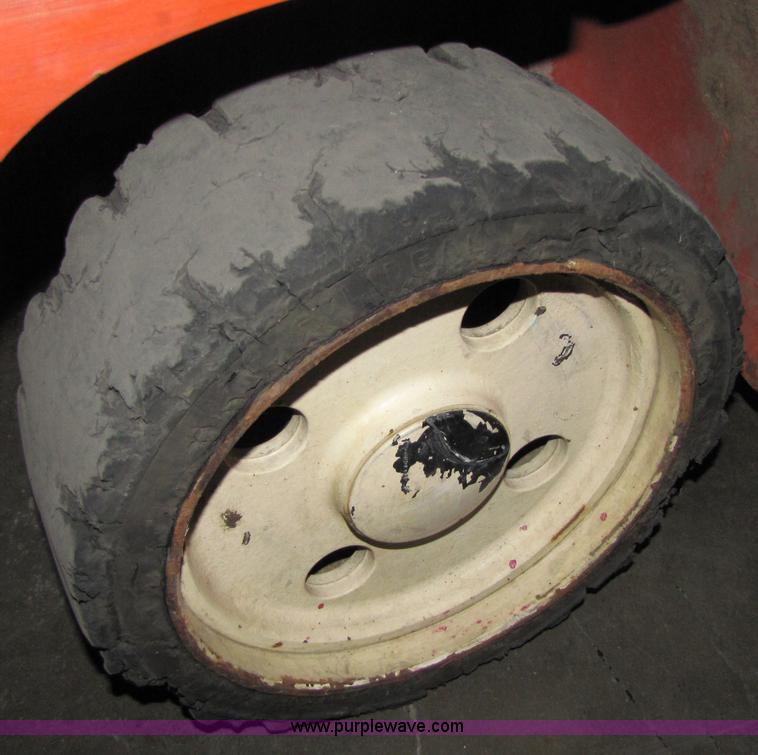 image for item 5076 2001 Nissan 50 forklift