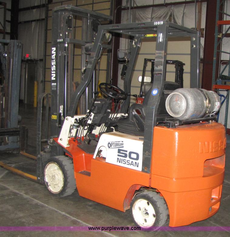 image for item 5077 2002 Nissan 50 forklift