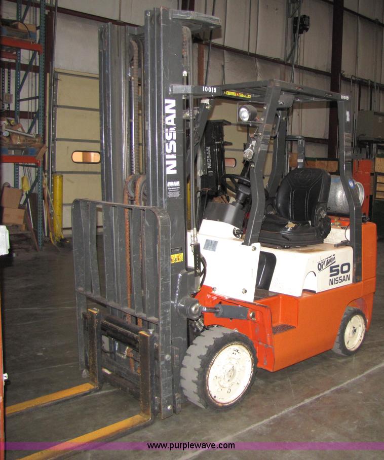 image for item 5077 2002 Nissan 50 forklift