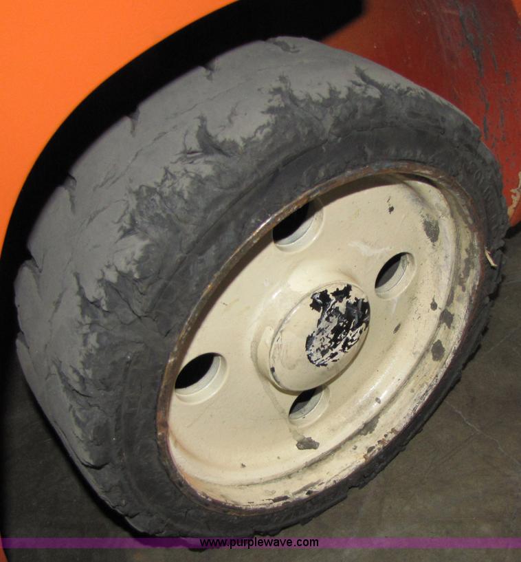 image for item 5077 2002 Nissan 50 forklift