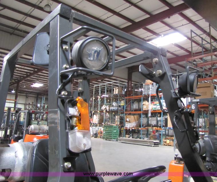 image for item 5080 2004 Nissan 50 forklift