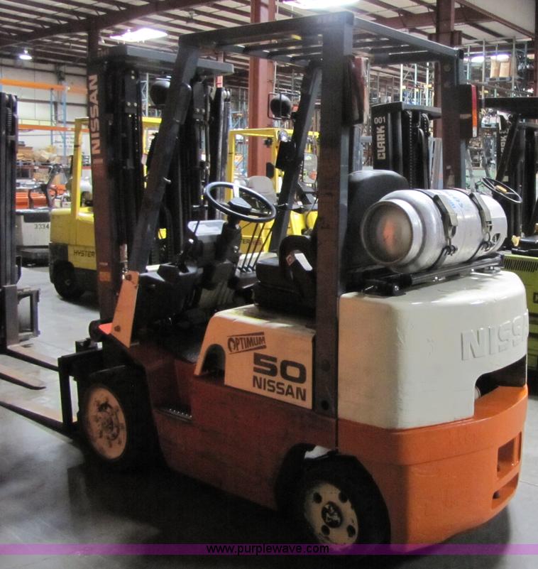 image for item 5086 2001 Nissan 50 forklift