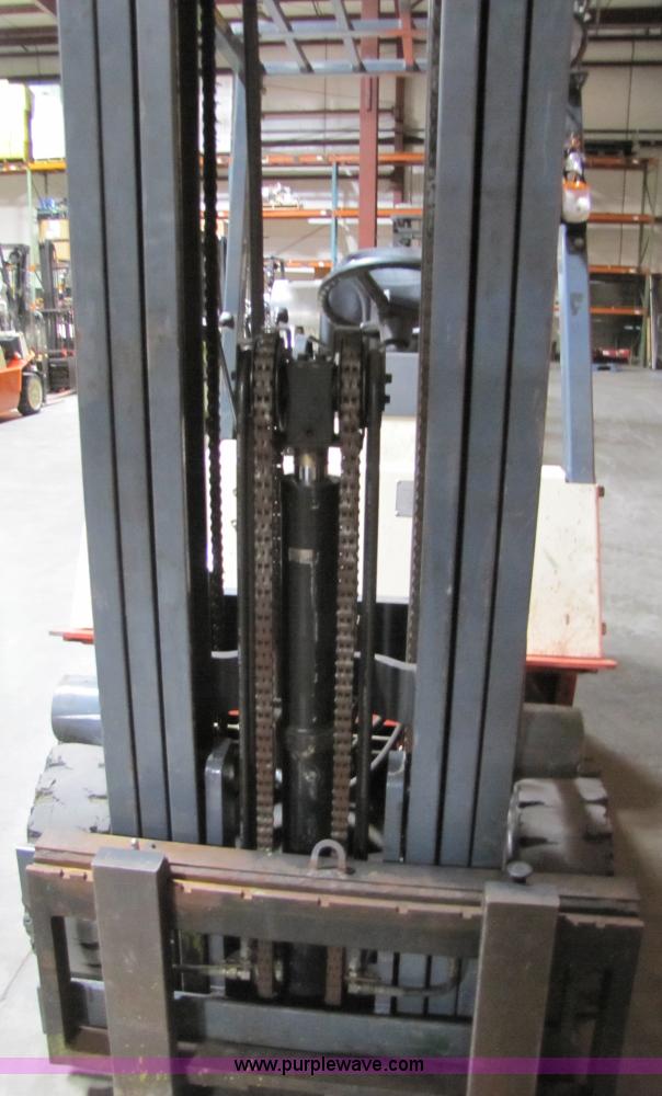 image for item 5086 2001 Nissan 50 forklift