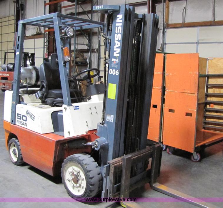 image for item 5086 2001 Nissan 50 forklift