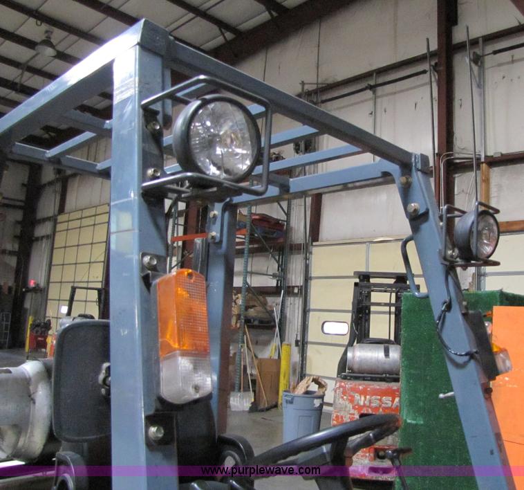 image for item 5086 2001 Nissan 50 forklift