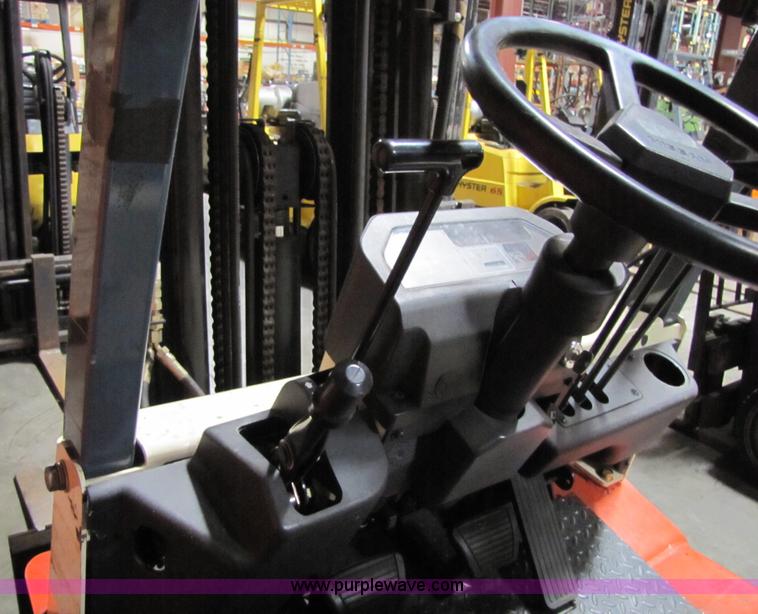 image for item 5086 2001 Nissan 50 forklift