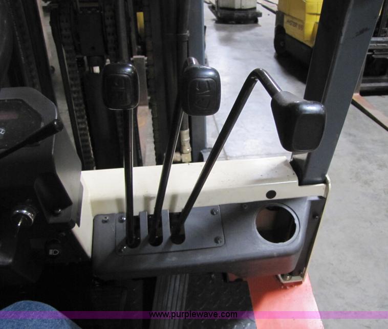 image for item 5086 2001 Nissan 50 forklift