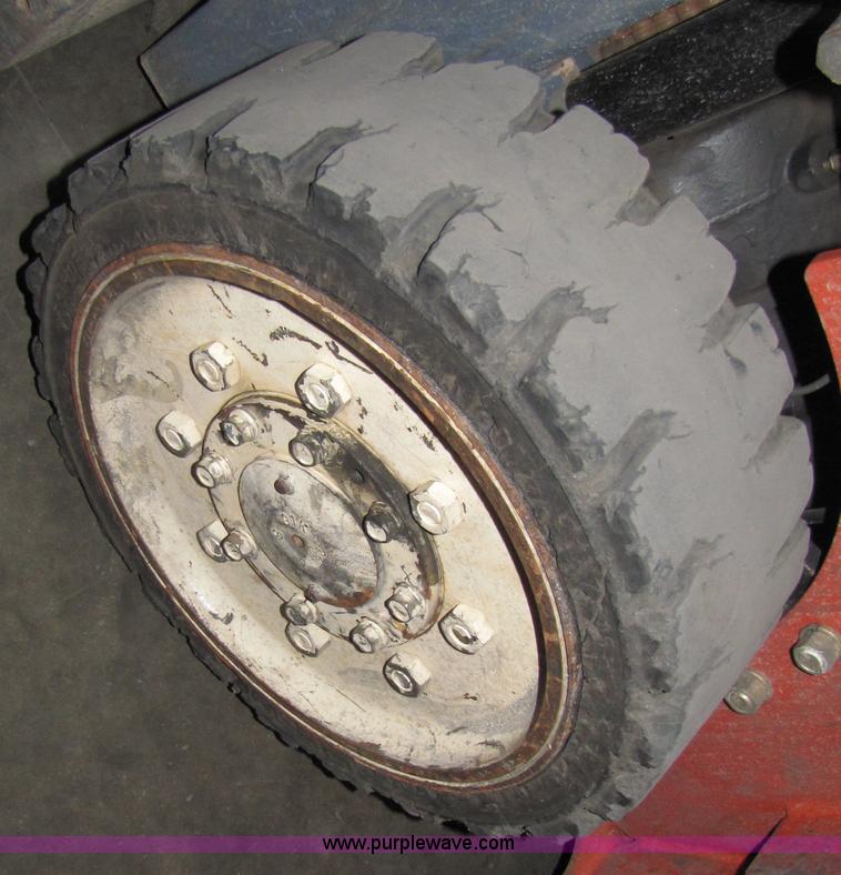 image for item 5086 2001 Nissan 50 forklift