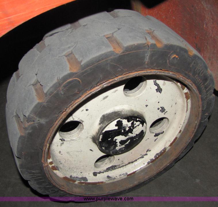 image for item 5086 2001 Nissan 50 forklift