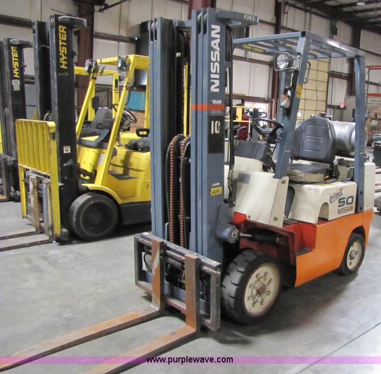 image for item 5090 2001 Nissan 50 forklift