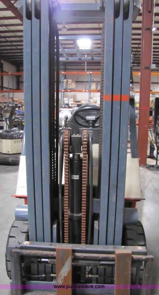 image for item 5090 2001 Nissan 50 forklift