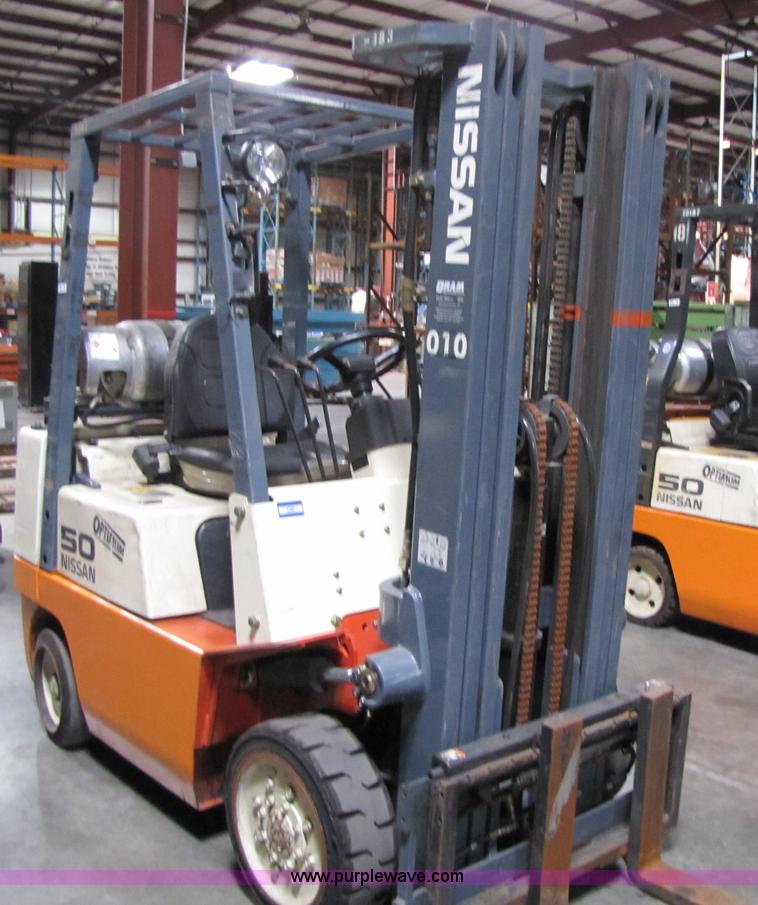 image for item 5090 2001 Nissan 50 forklift