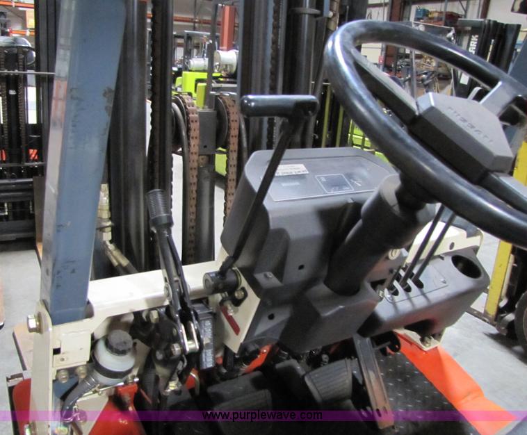 image for item 5090 2001 Nissan 50 forklift